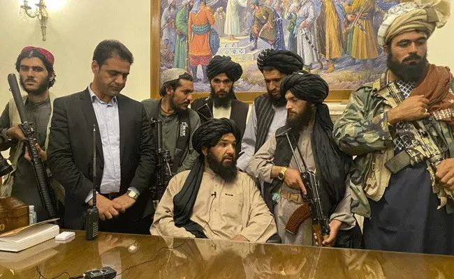KABUL, Afghanistan: ఆఫ్ఘనిస్తాన్ తాలిబన్ల పాదాక్రాంతం.. దేశానికి కొత్త పేరు KABUL, Afghanistan: ఆఫ్ఘనిస్తాన్ తాలిబన్ల పాదాక్రాంతం.. దేశానికి కొత్త పేరు