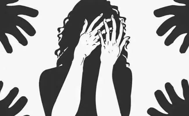 మహిళా టిక్‌టాకర్‌పై 300 మంది దాడి.. గాల్లోకి ఎగరేస్తూ..