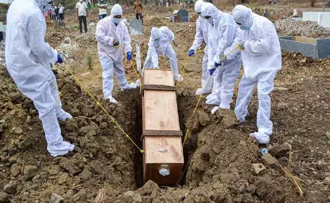 అమెరికాలో మళ్ళీ పడగ విప్పిన కరోనా.. ఒక్కరోజులోనే వెయ్యికి పైగా మరణాలు..!