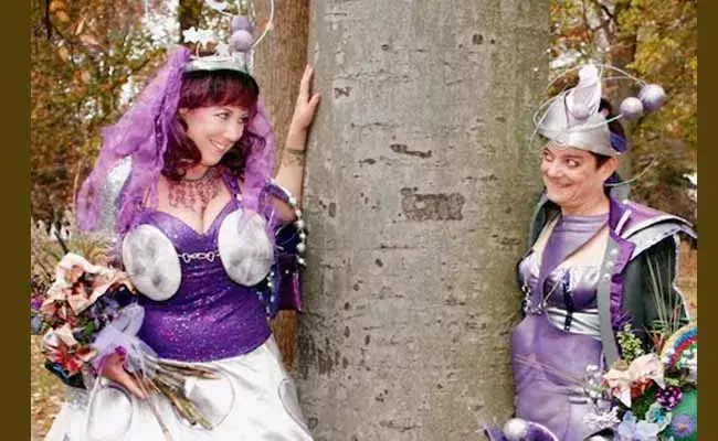 చెట్లను పెళ్లి చేసుకున్న ఈ  మహిళల గురించి తెలుసా?