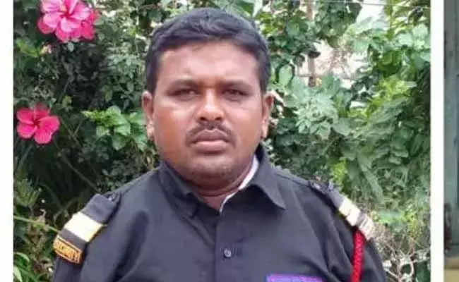 పగలు సర్పంచ్.. రాత్రి వాచ్మెన్గా.. అప్పులు చేసి గ్రామంలో అభివృద్ధి పనులు ..! పగలు సర్పంచ్.. రాత్రి వాచ్మెన్గా.. అప్పులు చేసి గ్రామంలో అభివృద్ధి పనులు ..!