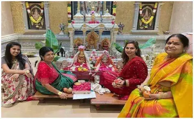 Upasana  : నాలుగు తరాల మహిళలతో వరలక్ష్మి వ్రతం..!
