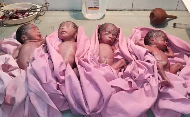 కరీంనగర్లో ఒకే కాన్పులో నలుగురు పిల్లలకు జన్మనిచ్చిన మహిళ..! కరీంనగర్లో ఒకే కాన్పులో నలుగురు పిల్లలకు జన్మనిచ్చిన మహిళ..!