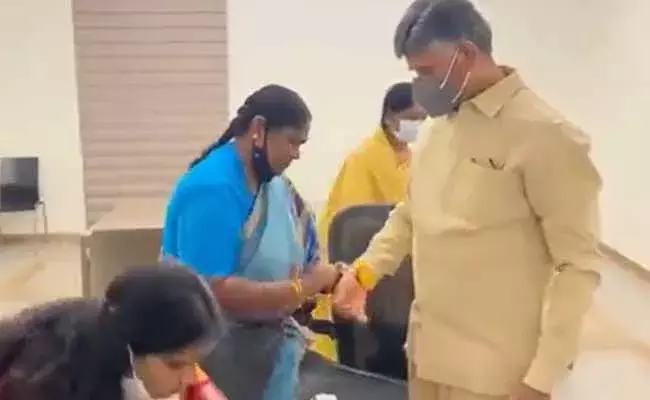 చంద్రబాబుకు రాఖీ కట్టిన ములుగు ఎమ్మెల్యే సీతక్క..!