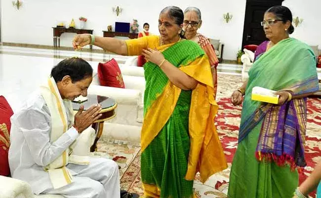 ప్రగతిభవన్లో ఘనంగా రాఖీ వేడుకలు.. అక్కల ఆశీస్సులు తీసుకున్న సీఎం కేసీఆర్..! ప్రగతిభవన్లో ఘనంగా రాఖీ వేడుకలు.. అక్కల ఆశీస్సులు తీసుకున్న సీఎం కేసీఆర్..!
