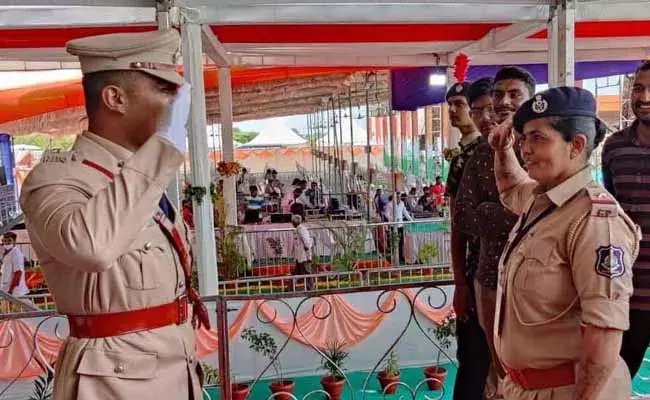 గుజరాత్ అరుదైన దృశ్యం.. తల్లీకుమారులు పరస్పరం సెల్యూట్ ..! గుజరాత్ అరుదైన దృశ్యం.. తల్లీకుమారులు పరస్పరం సెల్యూట్ ..!