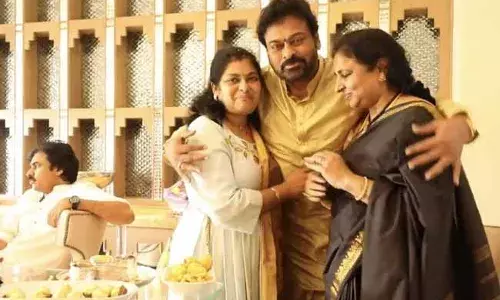 మెగాస్టార్ ఇంట్లో అంబరాన్నంటిన సంబరాలు.. ఒకే ఫ్రేమ్లో మెగా బ్రదర్స్ ..! మెగాస్టార్ ఇంట్లో అంబరాన్నంటిన సంబరాలు.. ఒకే ఫ్రేమ్లో మెగా బ్రదర్స్ ..!