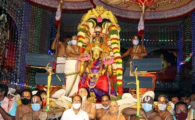తిరుమలలో శ్రావణపూర్ణిమ సందర్భంగా స్వామివారికి గరుడసేవ..! తిరుమలలో శ్రావణపూర్ణిమ సందర్భంగా స్వామివారికి గరుడసేవ..!