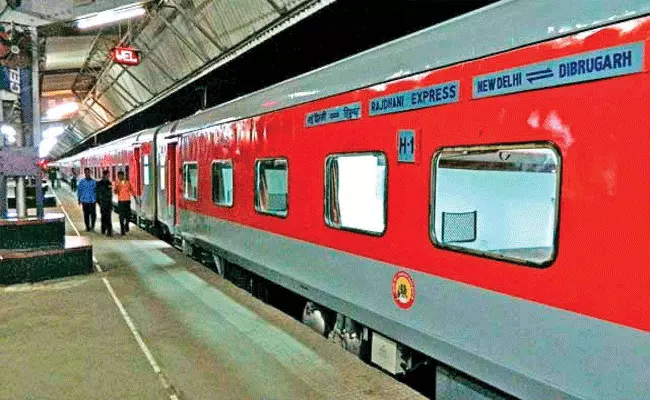 Indian Railways: మీ టికెట్పై మరొకరు ప్రయాణం.. ఈ విధంగా Indian Railways: మీ టికెట్పై మరొకరు ప్రయాణం.. ఈ విధంగా