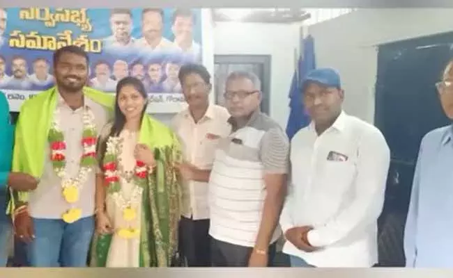 బుల్లెట్టు బండి కపుల్స్కి సన్మానం.. వచ్చిన పాపులారిటీని ఎలా వాడుకోబోతున్నారు? బుల్లెట్టు బండి కపుల్స్కి సన్మానం.. వచ్చిన పాపులారిటీని ఎలా వాడుకోబోతున్నారు?