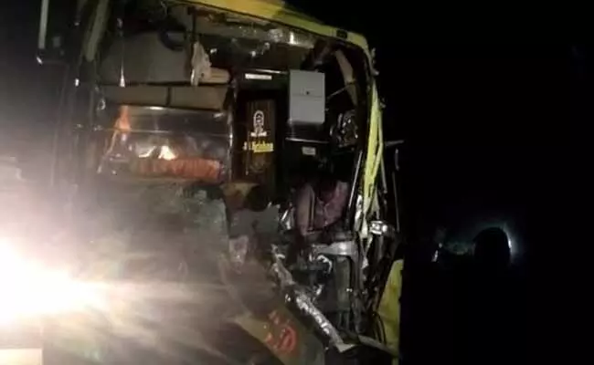 నల్గొండలో రోడ్డు ప్రమాదం.. ఇద్దరు మృతి నల్గొండలో రోడ్డు ప్రమాదం.. ఇద్దరు మృతి