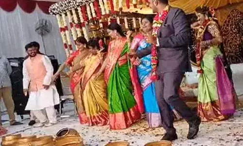 బుల్లెట్టు బండి పాటకు స్టెప్పులేసిన ఎంపీ కవిత...!