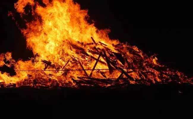 పతిసహగమనం.. భార్య చితిమంటలో దూకేసిన భర్త..!