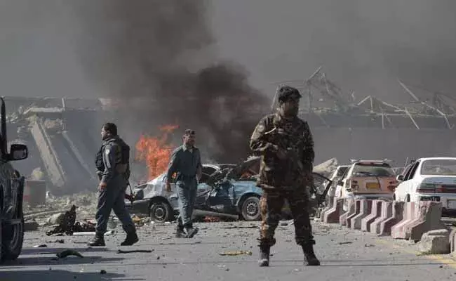 Afghanistan: కాబూల్ ఎయిర్పోర్ట్ వద్ద భారీ పేలుడు Afghanistan: కాబూల్ ఎయిర్పోర్ట్ వద్ద భారీ పేలుడు