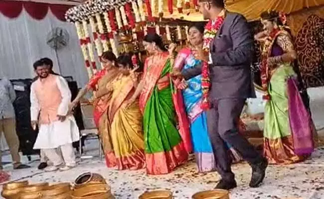 బుల్లెట్టు బండి పాటకు స్టెప్పులేసిన ఎంపీ కవిత...! బుల్లెట్టు బండి పాటకు స్టెప్పులేసిన ఎంపీ కవిత...!