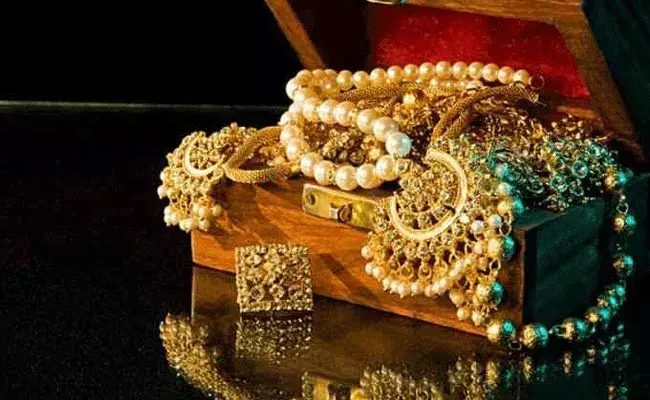 Gold Price Today: పసిడి ప్రియులకు శుభవార్త.. తగ్గిన బంగారం, వెండి ధరలు..