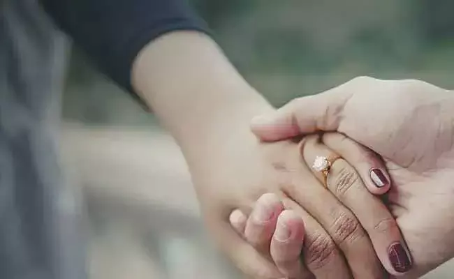 పెద్దలు అడ్డుకున్నారు..ఇంతలోనే ట్విస్ట్.. సినిమాను తలదన్నేలా లవ్ ఛేజ్ పెద్దలు అడ్డుకున్నారు..ఇంతలోనే ట్విస్ట్.. సినిమాను తలదన్నేలా లవ్ ఛేజ్