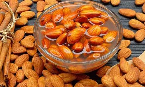 ముడి బాదం వర్సెస్ నానబెట్టిన బాదం: ఏది మంచిది