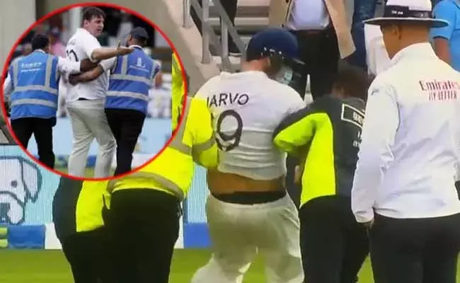 టీమిండియా 12వ బ్యాట్స్మెన్.. గ్రౌండ్లో నుంచి గెంటేసిన సెక్యూరిటీ..! టీమిండియా 12వ బ్యాట్స్మెన్.. గ్రౌండ్లో నుంచి గెంటేసిన సెక్యూరిటీ..!