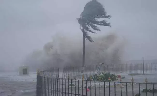 బంగాళాఖాతంలో అల్పపీడనం.. ఏపీలోని ఆ జిల్లాల్లో మూడు రోజుల పాటు భారీ వర్షాలు బంగాళాఖాతంలో అల్పపీడనం.. ఏపీలోని ఆ జిల్లాల్లో మూడు రోజుల పాటు భారీ వర్షాలు