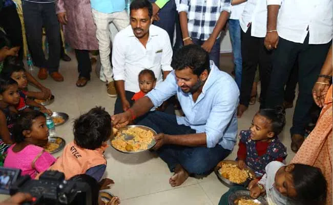 Vishal : అనాథ చిన్నారులతో పుట్టినరోజు వేడుకలు..! Vishal : అనాథ చిన్నారులతో పుట్టినరోజు వేడుకలు..!