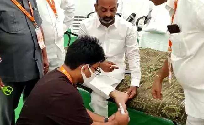 Bandi Sanjay : బండి సంజయ్ కాలికి గాయం Bandi Sanjay : బండి సంజయ్ కాలికి గాయం