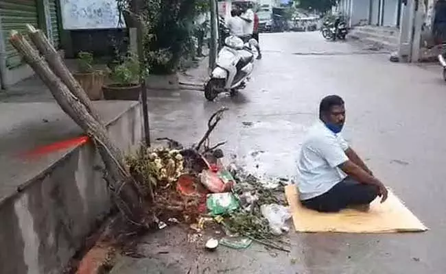 జగిత్యాలలో వినూత్న నిరసనకు దిగిన వ్యక్తి.. రూ. 5 వేలు జరిమానా..! జగిత్యాలలో వినూత్న నిరసనకు దిగిన వ్యక్తి.. రూ. 5 వేలు జరిమానా..!