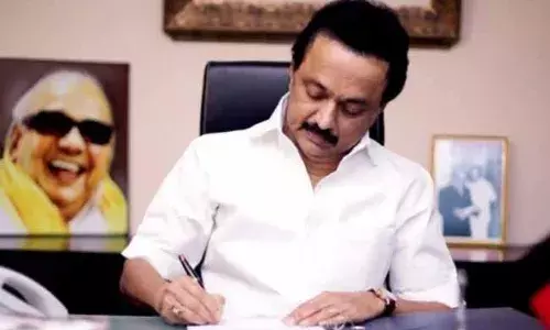 వారి ఫొటోలు తొలగించవద్దు.. స్టాలిన్‌ ఆసక్తికర నిర్ణయం..!