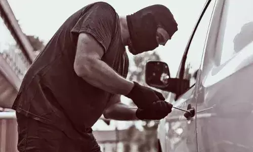 మహానగరంలో మాయగాడు.. లగ్జరీ కార్లే లక్ష్యం... సినిమా స్టైల్లో..