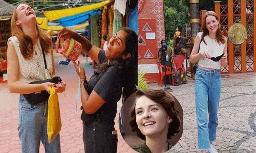 రాజమౌళి ఆర్ఆర్ఆర్ బ్యూటీ హైదరాబాద్ వీధుల్లో చక్కర్లు.. ఫోటోలు వైరల్