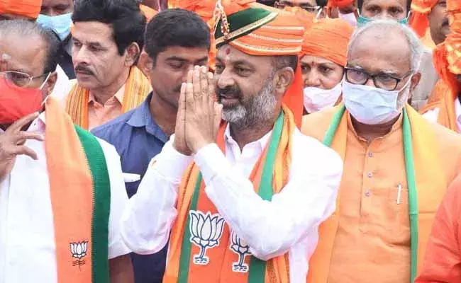Bandi Sanjay : నాలుగో రోజుకు చేరిన బండి సంజయ్ ప్రజా సంగ్రామ యాత్ర..! Bandi Sanjay : నాలుగో రోజుకు చేరిన బండి సంజయ్ ప్రజా సంగ్రామ యాత్ర..!