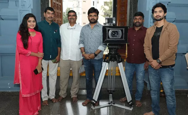 దర్శకుడు మారుతి క్లాప్తో శ్రీ శృంఖలా దేవి ఫిల్మ్స్ నూతన చిత్రం ప్రారంభం దర్శకుడు మారుతి క్లాప్తో శ్రీ శృంఖలా దేవి ఫిల్మ్స్ నూతన చిత్రం ప్రారంభం
