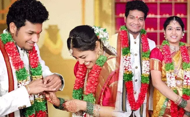 Mukku Avinash: అనుజతో అవినాష్.. ఎంగేజ్మెంట్ ఫోటోలు వైరల్.. Mukku Avinash: అనుజతో అవినాష్.. ఎంగేజ్మెంట్ ఫోటోలు వైరల్..