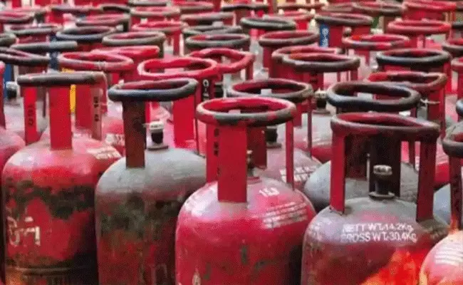 LPG price hike: మళ్లీ పెరిగిన గ్యాస్ సిలిండర్ ధర.. 15 రోజుల వ్యవధిలో.. LPG price hike: మళ్లీ పెరిగిన గ్యాస్ సిలిండర్ ధర.. 15 రోజుల వ్యవధిలో..