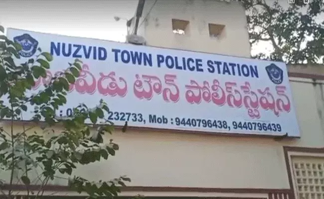 పోలీసు స్టేషన్ లో భద్రపరిచిన సొమ్ము రూ.16లక్షలతో ఉడాయించిన కానిస్టేబుల్