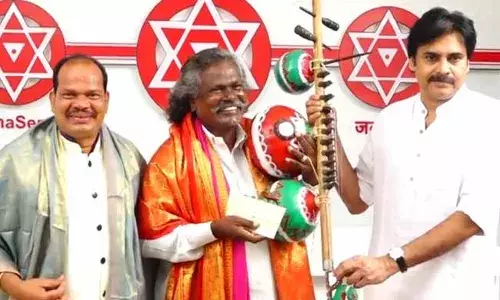 దర్శనం మొగులయ్యుకి  రూ. రెండు లక్షలు అందజేసిన పవన్ కళ్యాణ్..!