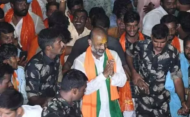 Bandi Sanjay : 100 కి.మీ చేరువైన బండిసంజయ్ పాదయాత్ర..! Bandi Sanjay : 100 కి.మీ చేరువైన బండిసంజయ్ పాదయాత్ర..!