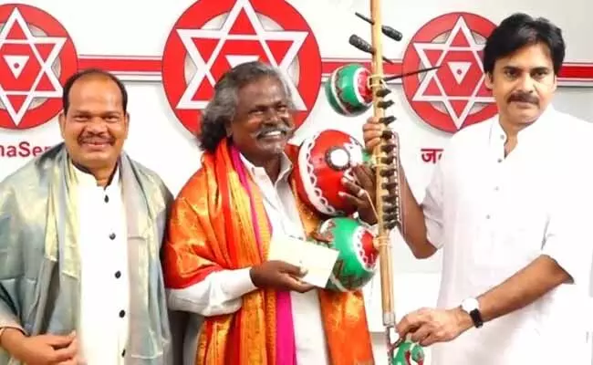 దర్శనం మొగులయ్యుకి రూ. రెండు లక్షలు అందజేసిన పవన్ కళ్యాణ్..! దర్శనం మొగులయ్యుకి రూ. రెండు లక్షలు అందజేసిన పవన్ కళ్యాణ్..!