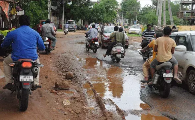 ఏపీలో ఏ రోడ్డు చూసినా అధ్వాన్నం.. ఏపీలో ఏ రోడ్డు చూసినా అధ్వాన్నం..