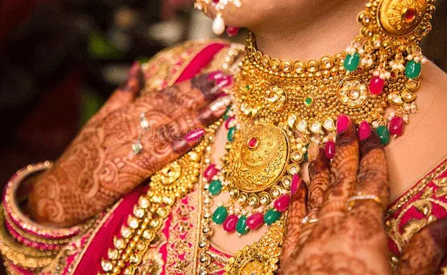 Gold Rate: బంగారం ధర.. నిన్నటి కంటే ఈ రోజు స్వల్పంగా.. Gold Rate: బంగారం ధర.. నిన్నటి కంటే ఈ రోజు స్వల్పంగా..