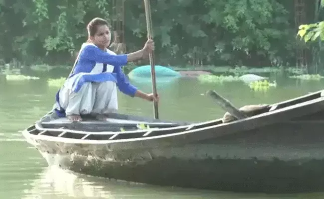 చదువంటే ఇష్టంతో.. పడవ నడుపుకుంటూ పాఠశాలకు..