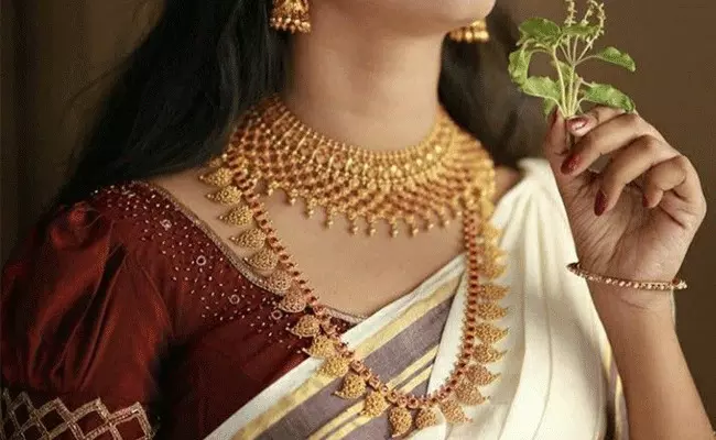 Gold Rate: బుధవారం దేశీయ మార్కెట్లో బంగారం ధరలు స్వల్పంగా.. Gold Rate: బుధవారం దేశీయ మార్కెట్లో బంగారం ధరలు స్వల్పంగా..