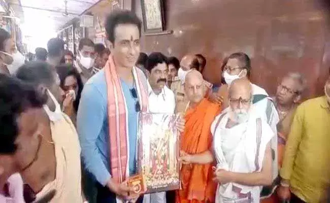 sonusood : విజయవాడ దుర్గమ్మని దర్శించుకున్న సోనూసూద్..! sonusood : విజయవాడ దుర్గమ్మని దర్శించుకున్న సోనూసూద్..!