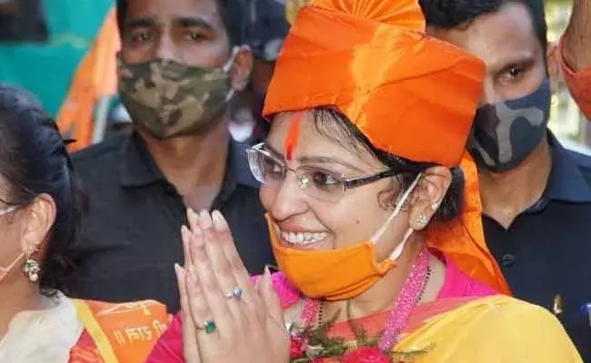 మమతా బెనర్జీపై పోటీకి ప్రియాంక టిబ్రేవాల్.. అసలు ఎవరీమే..? మమతా బెనర్జీపై పోటీకి ప్రియాంక టిబ్రేవాల్.. అసలు ఎవరీమే..?