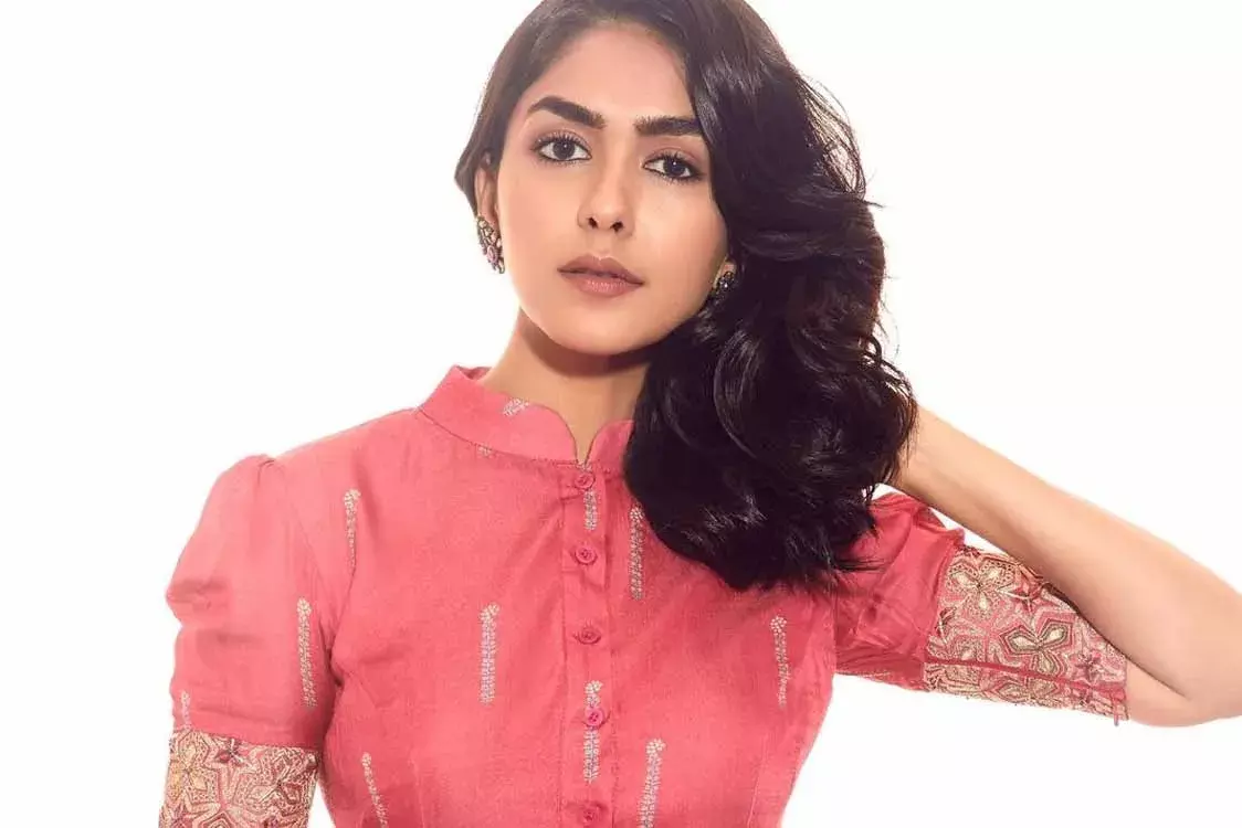 Mrunal Thakur : కోహ్లీని పిచ్చిపిచ్చిగా ప్రేమించాను...! Mrunal Thakur : కోహ్లీని పిచ్చిపిచ్చిగా ప్రేమించాను...!