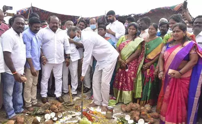 హుజురాబాద్లో అభివృద్ధి కార్యక్రమాలకు మంత్రి హరీష్ రావు శ్రీకారం హుజురాబాద్లో అభివృద్ధి కార్యక్రమాలకు మంత్రి హరీష్ రావు శ్రీకారం