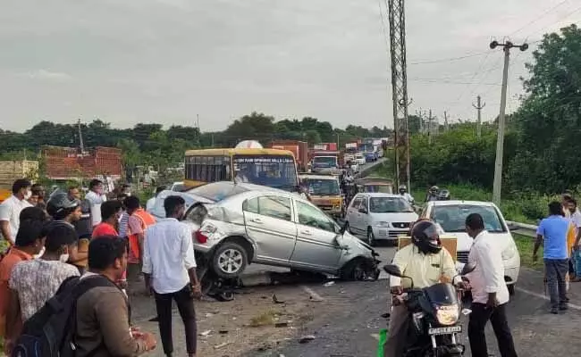 Medchal accident : మేడ్చల్లో ఘోర రోడ్డుప్రమాదం.. ముగ్గురు మృతి..! Medchal accident : మేడ్చల్లో ఘోర రోడ్డుప్రమాదం.. ముగ్గురు మృతి..!