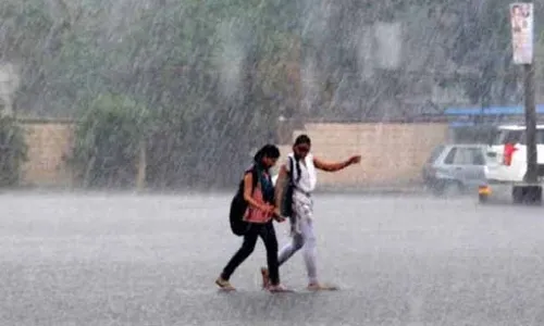 బంగాళఖాతంలో ఏర్పడిన అల్పపీడన ప్రభావం : ఏపీ కి భారీ వర్ష సూచన..! బంగాళఖాతంలో ఏర్పడిన అల్పపీడన ప్రభావం : ఏపీ కి భారీ వర్ష సూచన..!