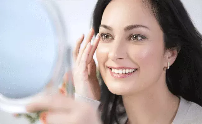 40 ఏళ్ల వయసులోనూ అందంగా.. రాత్రి పడుకునే ముందు 2 చుక్కలు..