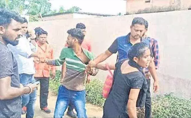 ప్రియుడిని పోలీస్‌‌‌స్టేషన్‌ వరకు  చొక్కా పట్టి ఈడ్చుకెళ్లిన ప్రియురాలు..!